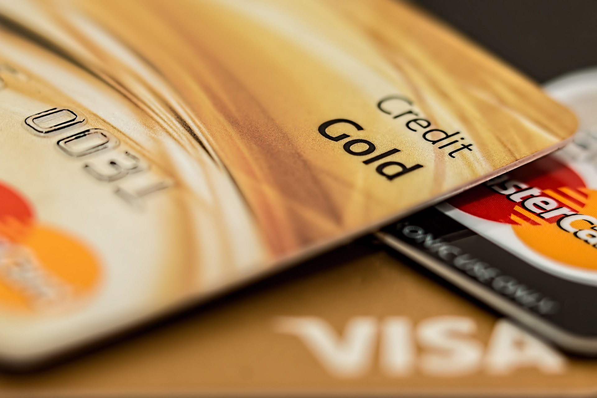 Karta kredytowa czy debetowa? Porównanie mechanizmów, różnice i wskazówki dotyczące wyboru