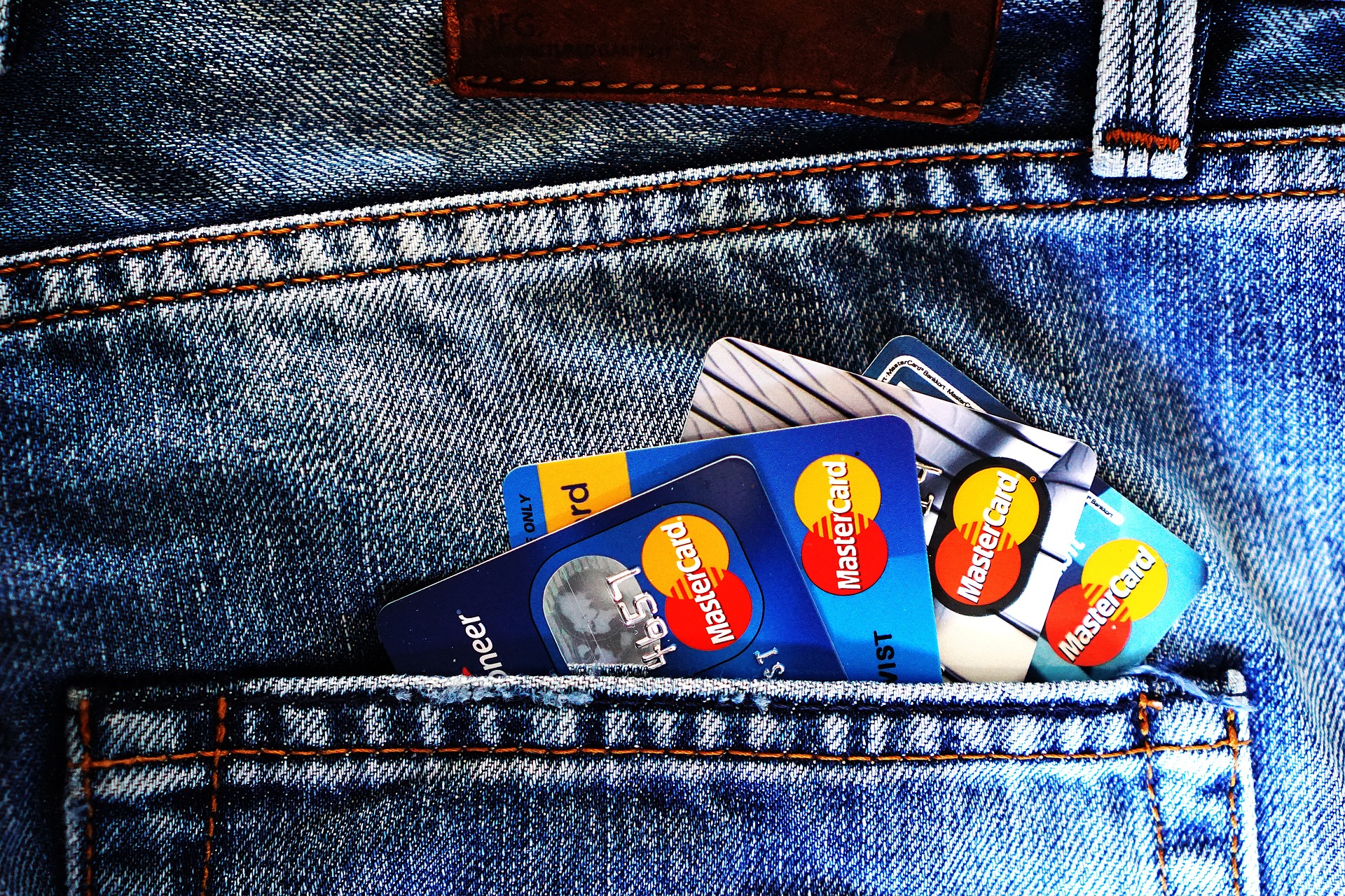 Karta debetowa – jak działa, jak korzystać i co warto wiedzieć?
